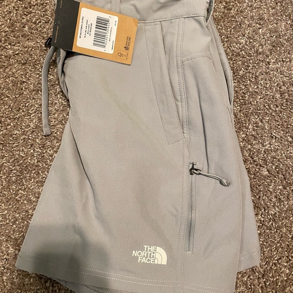 North Face shorts - Picture 3 of 4